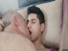 A VIEJO PELUDO LE ENCANTA SER LAMIDO Y FOLLADO POR UN CHICO CALIENTE