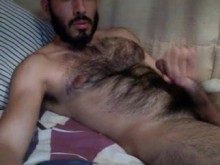 Peludo macho masturbándose