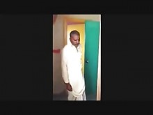 tía pakistaní follada por dos viejos