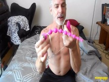 Daddy Kinky Richard Lennox usa cuentas anal en su apretado culo