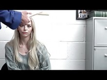 El guardia de seguridad de la oficina folla al cliente cachondo de varias maneras y se corre dentro de Herpp4pylp