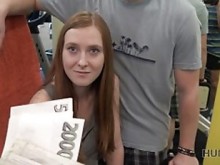 Hunt4k. En un gimnasio vacío, un cazador paga dinero por un ansioso y empal su novia