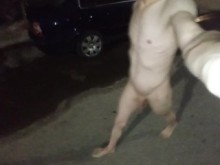 Caminando totalmente desnudo en la calle