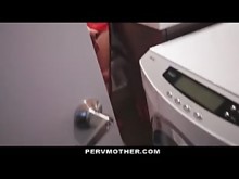 El hijo pervertido folla a la madrastra cachonda durante el sexo telefónico con mi esposo