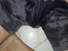 Pissing desesperado en ropa interior, me enojo todo las bragas mojadas, de primer plano y húmedas