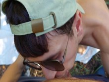 Young Beach Cruising Twink puede probar una corrida madura al aire libre en su lengua