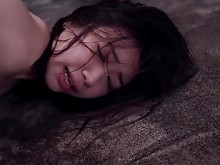 Manami Oura - Mujer casada repentinamente por un hombre negro y chorros mientras cae en el placer de una polla extremadamente gruesa: ver más → Raptor-