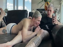 Tateo de tatuajes jodidos mientras sus padres están fuera de casa