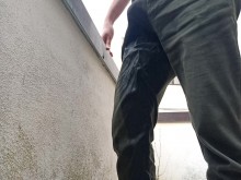 orinando en mis pantalones mirando desde el balcon