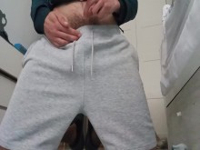 El preparador físico se pajea dentro del pantalón y te enseña la polla