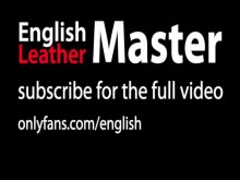 Chico con la cabeza rapada adora las botas de un papá maestro del cuero VISTA PREVIA