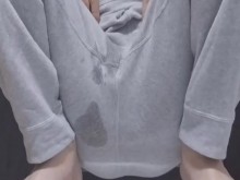 Un hombre con una sudadera se extiende a horcajadas en una silla y orina mucho