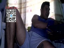 Hermoso chico blanco bañándose, revelando su larga polla