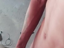 Rico albañil con verga muy grande se pone cachondo a la hora del almuerzo en la obra