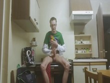 Chico blanco cachondo acaricia su jugosa polla hasta que quiere correrse en su propia cara