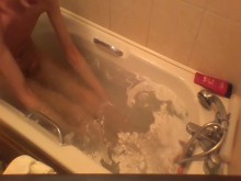 Adolescente flaco se da un buen lavado en la bañera