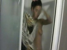 Adolescente se sorprende en la ducha y hace una mamada