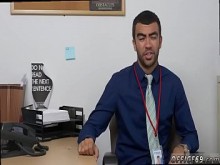 Man gay gay gordo y jóvenes teniendo sexo colgado de papá porno músculo de estrella