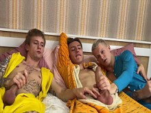 Twink Pajama Party se convierte en un trío caliente: dos twinks follaron a sus amigos y se corrieron en su gilipollas