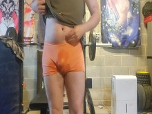 Enema de lubricante anal en pantalones cortos de mujer y niño