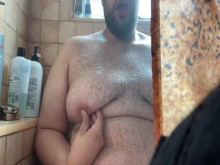 Jugando con mis tetas de hombre peludas en la ducha