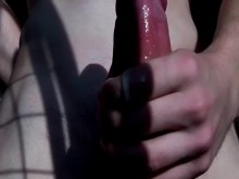 Finalmente relajado después de días duros. Adolescente con gran polla gorda corriéndose