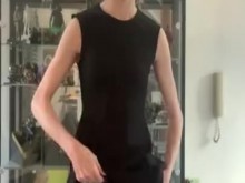 Lindo Elf Fem Boy se quita el vestido y se masturba