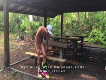 ¿Quién quiere acompañarme en este parque? ¡Puedes chuparme la polla y comerme el culo!