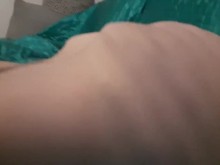 Chico flaco muestra aspiradora de estómago