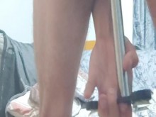 Empujando un largo poste de metal hasta el fondo de mi culo flaco y apretado