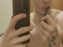 Orinando en mi cepillo de dientes y cepillándome los dientes con mi orina