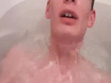 Adolescente muy flaco se muestra metiendo la cabeza bajo el agua