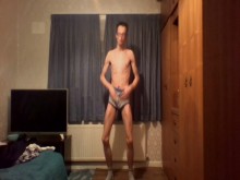 Chico muy flaco muestra costillas y flexiona sus huesos mientras se masturba