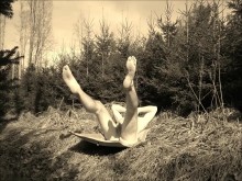 Piernas musculosas gimnásticas con entrepierna desnuda