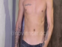 hombre talentoso realizando el fetiche del cliente de ponerse crema en la polla