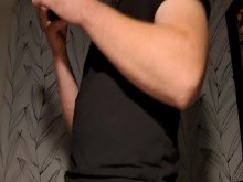 Joven amateur muestra baile sexy. Se pone cachondo. Vídeo casero de una adolescente sola en casa