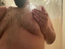 Jugando con mis tetas en la ducha