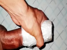 La rica verga aceitada de este papi se masturba con su vagina casera al ritmo de la música