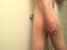 ¡Metiendo un pepino en el culo!