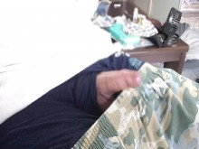 [Poder de erección] Un vídeo de la polla incircuncisa de un niño travieso poniéndose erecta, creciendo y despegándose.