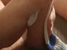 twink se masturba con un calcetín sudoroso después de un largo día de trabajo