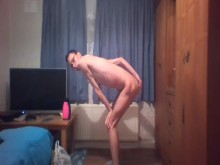 Adolescente cachonda muy delgada le encanta meterse un consolador en el ano pequeño y apretado