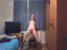 Chav muy flaco presume su increíble cuerpo flaco