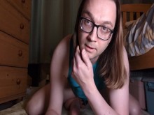 Sissy en traje de baño follada por un consolador grueso de 12 pulgadas