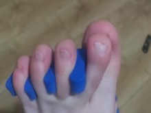 Jugar con los pies y estirar los dedos.