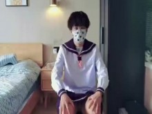 Chico lindo en uniforme se masturba y creampies