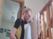 Rubia gay flaca y cachonda se folla duro a su osito de peluche y lo monta mientras habla sucio y gime