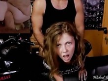 "Por favor, ven en mi culo" Nena motociclista me deja follar su culo perfecto inclinado sobre mi motocicleta DOLOR