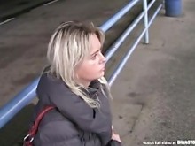 Bitch STOP - MILF checa recogida en la estación de autobuses