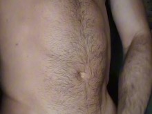 Hombre musculoso masturbándose en solitario